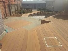 aanleg hardhouten terras met integratie vijver en trap
